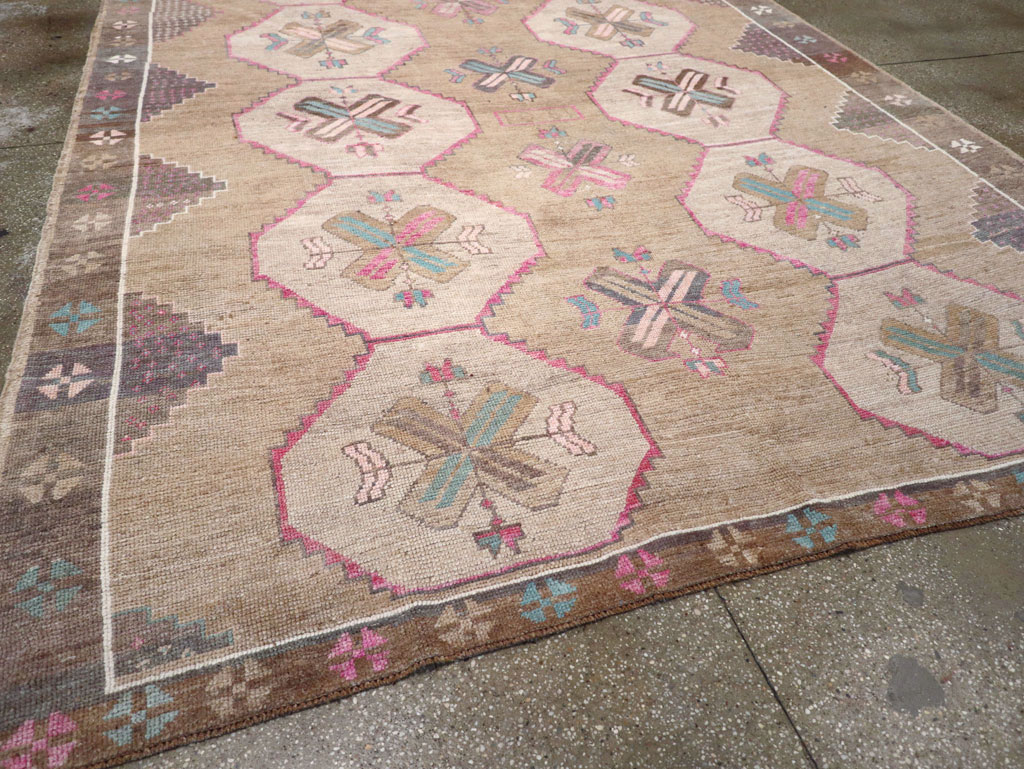 Vintage Turkish Anatolian Room Size Carpet, No.30816 - Galerie Shabab