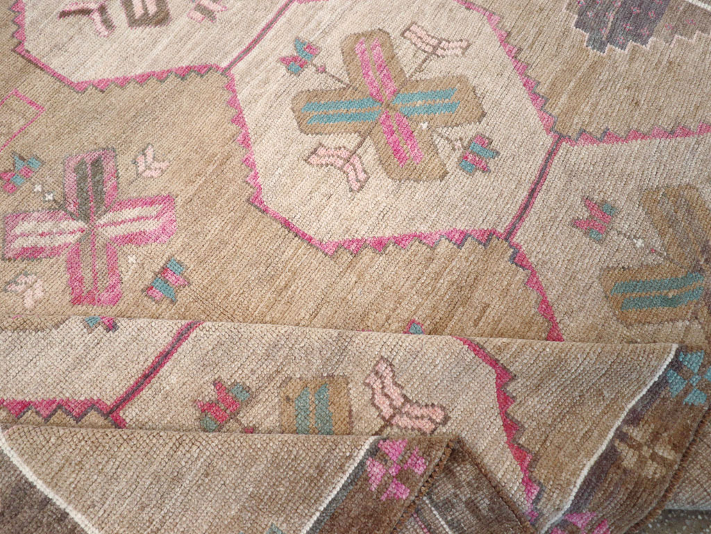 Vintage Turkish Anatolian Room Size Carpet, No.30816 - Galerie Shabab