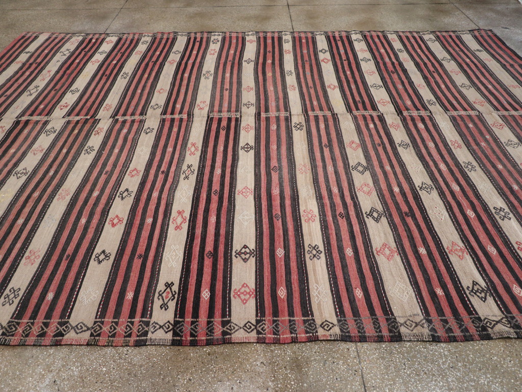 Vintage Turkish Flatweave Kilim Room Size Carpet, No.30819 - Galerie Shabab