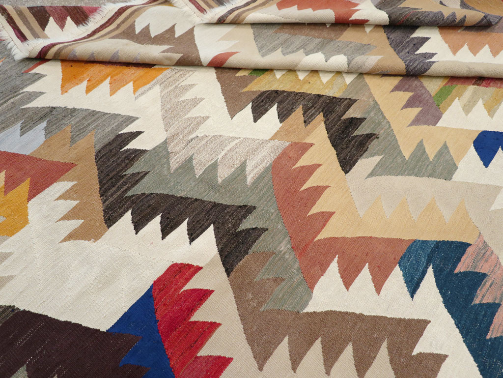 Contemporary Turkish Flatweave Kilim Room Size Carpet, No.30862 - Galerie Shabab