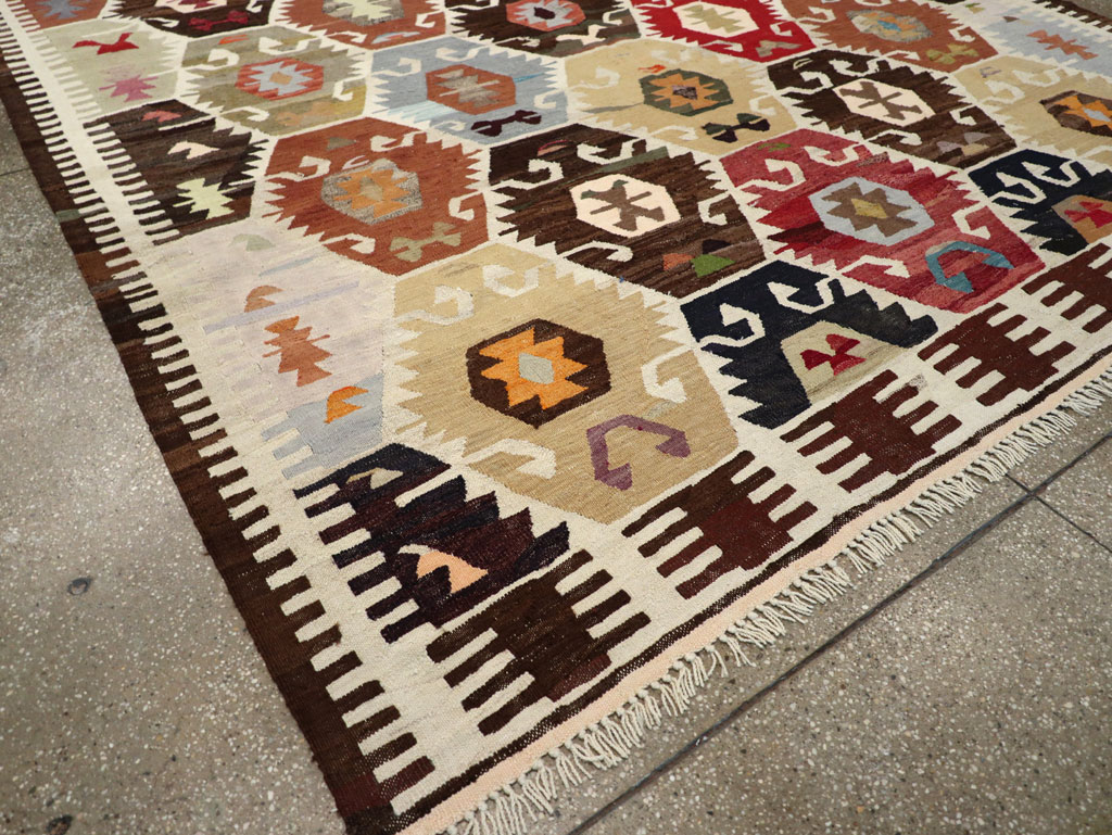 Contemporary Turkish Flatweave Kilim Room Size Carpet, No.30863 - Galerie Shabab