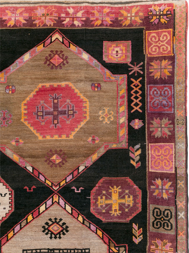 Vintage Turkish Anatolian Tribal Room Size Carpet, No.30914 - Galerie Shabab