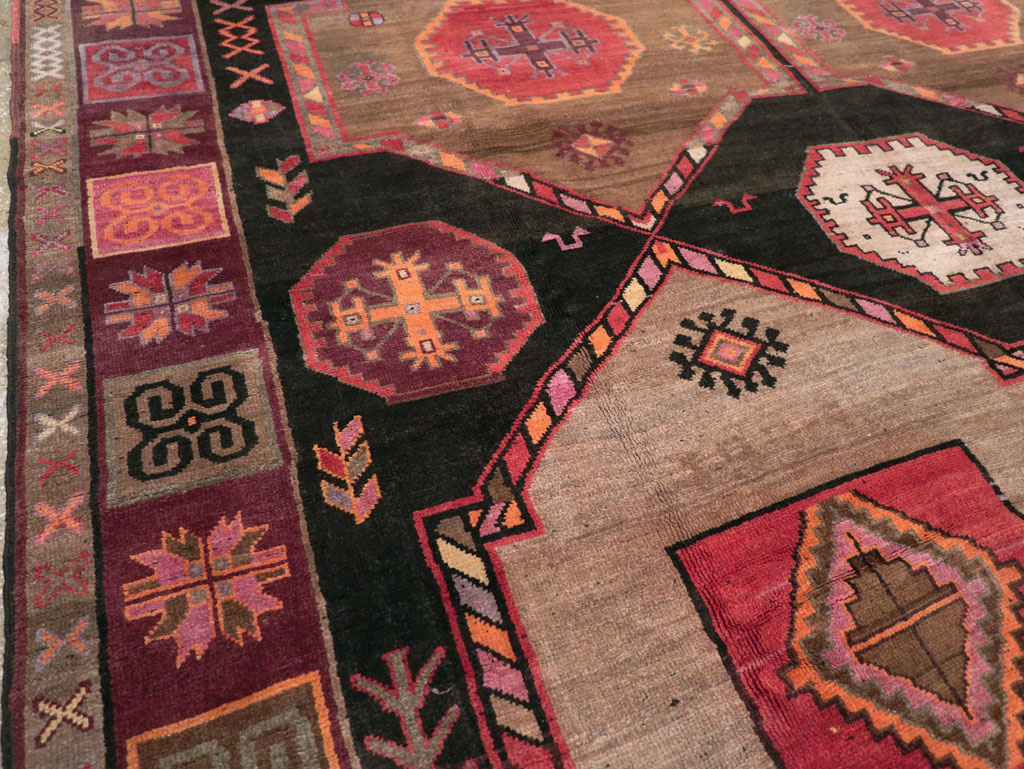 Vintage Turkish Anatolian Tribal Room Size Carpet, No.30914 - Galerie Shabab