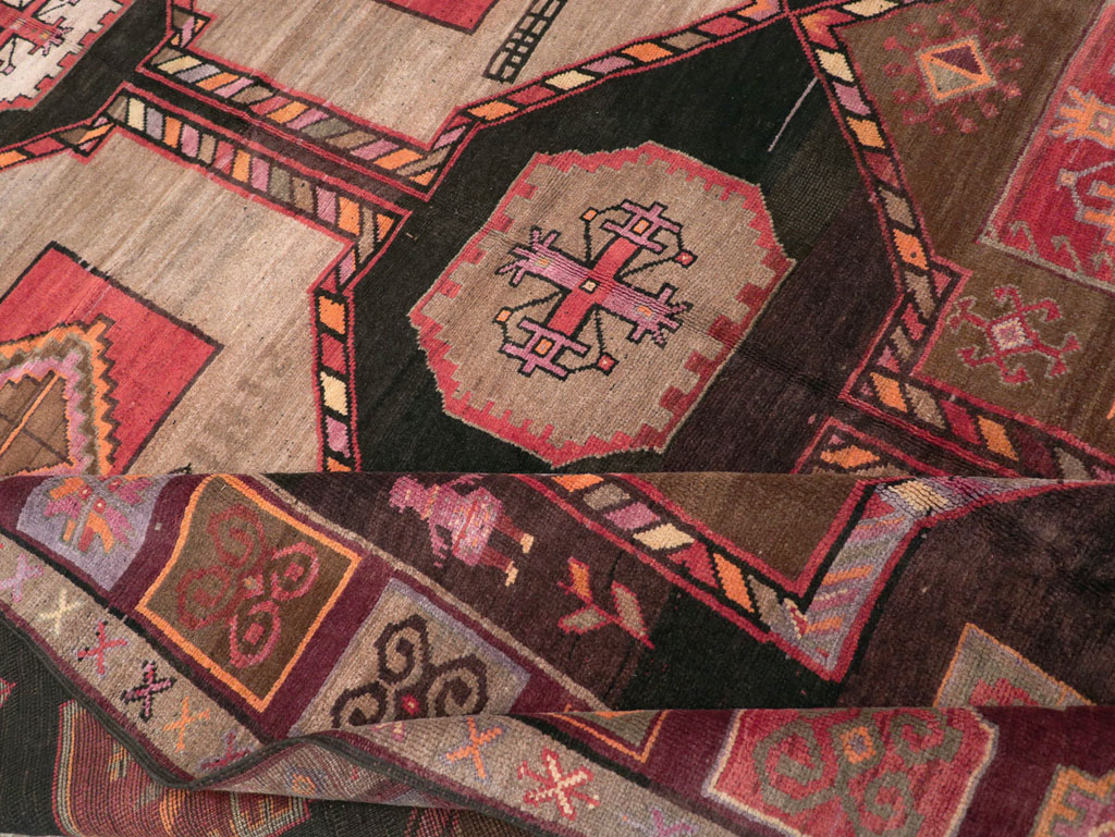 Vintage Turkish Anatolian Tribal Room Size Carpet, No.30914 - Galerie Shabab