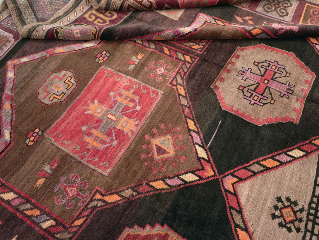 Vintage Turkish Anatolian Tribal Room Size Carpet, No.30914 - Galerie Shabab