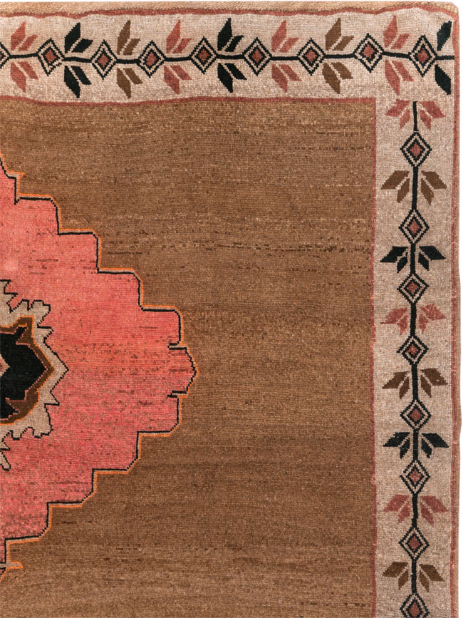 Vintage Turkish Anatolian Room Size Carpet, No.30919 - Galerie Shabab