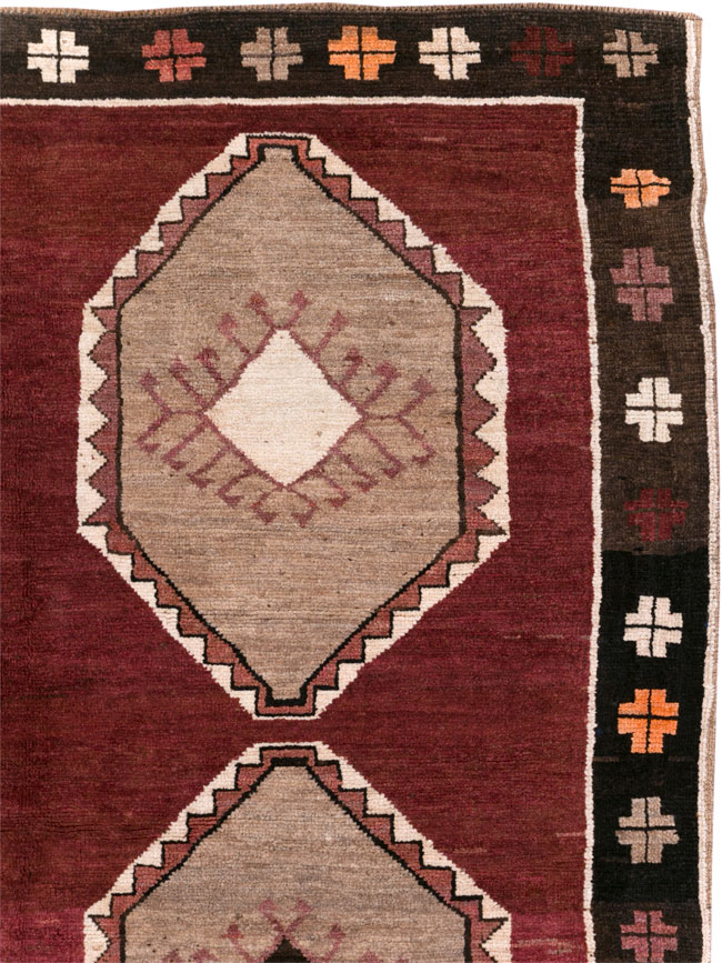 Vintage Turkish Anatolian Accent Carpet, No.30937 - Galerie Shabab