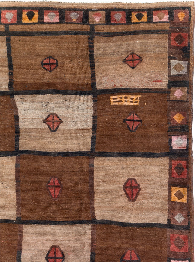 Vintage Turkish Anatolian Tribal Room Size Carpet, No.30938 - Galerie Shabab