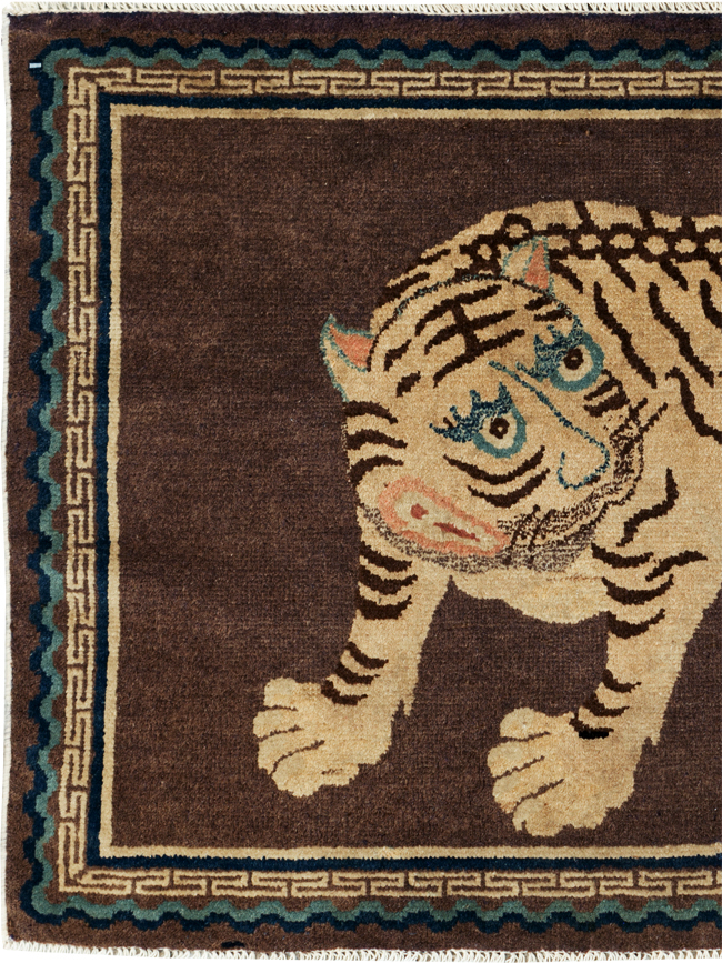 Vintage Chinese Pictorial Peking Throw Rug, No.30940 - Galerie Shabab