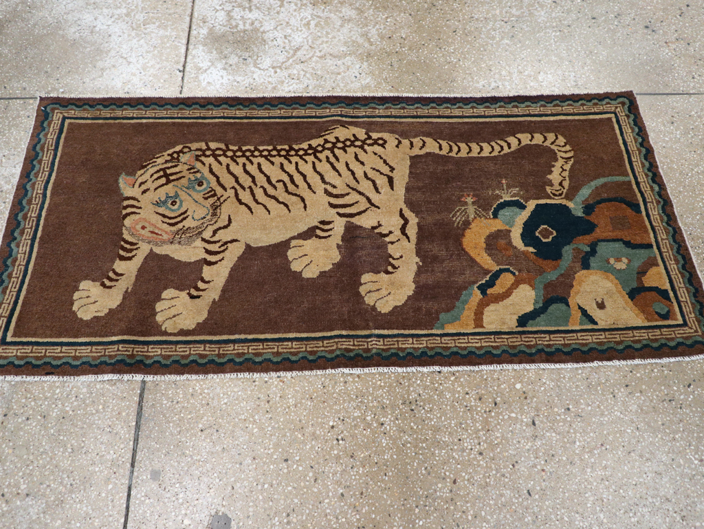 Vintage Chinese Pictorial Peking Throw Rug, No.30940 - Galerie Shabab