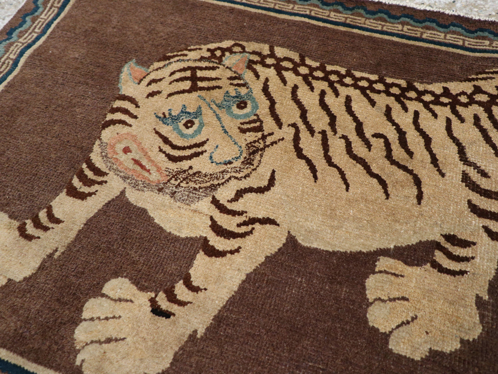 Vintage Chinese Pictorial Peking Throw Rug, No.30940 - Galerie Shabab