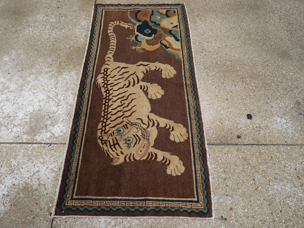 Vintage Chinese Pictorial Peking Throw Rug, No.30940 - Galerie Shabab