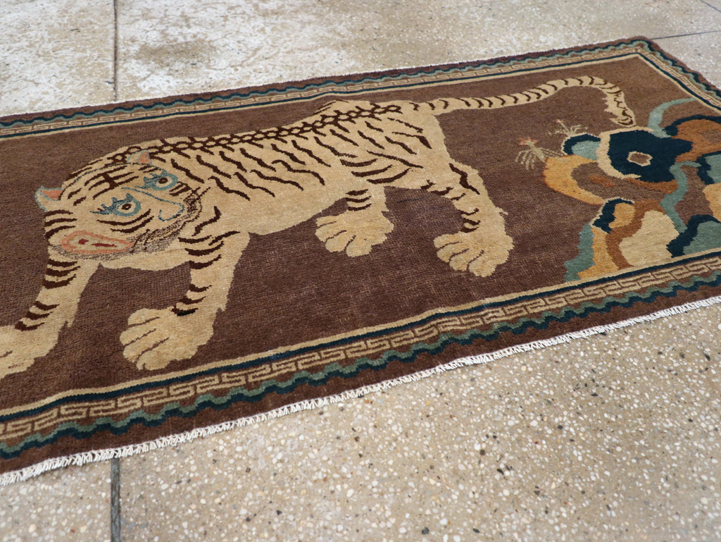 Vintage Chinese Pictorial Peking Throw Rug, No.30940 - Galerie Shabab