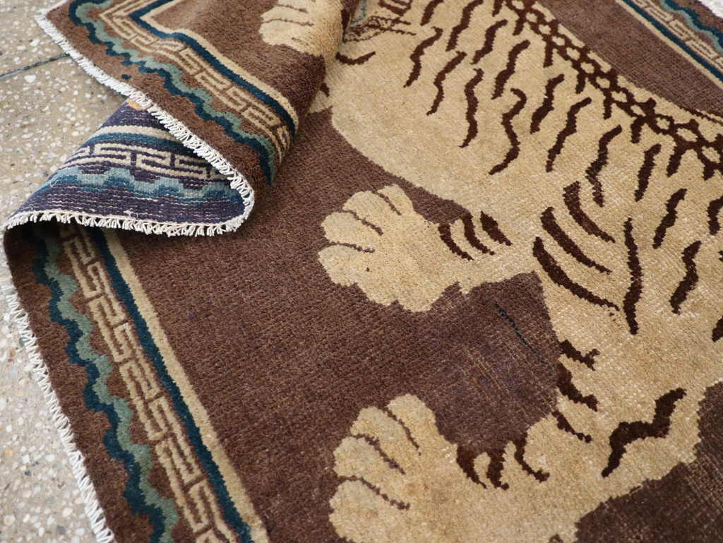 Vintage Chinese Pictorial Peking Throw Rug, No.30940 - Galerie Shabab