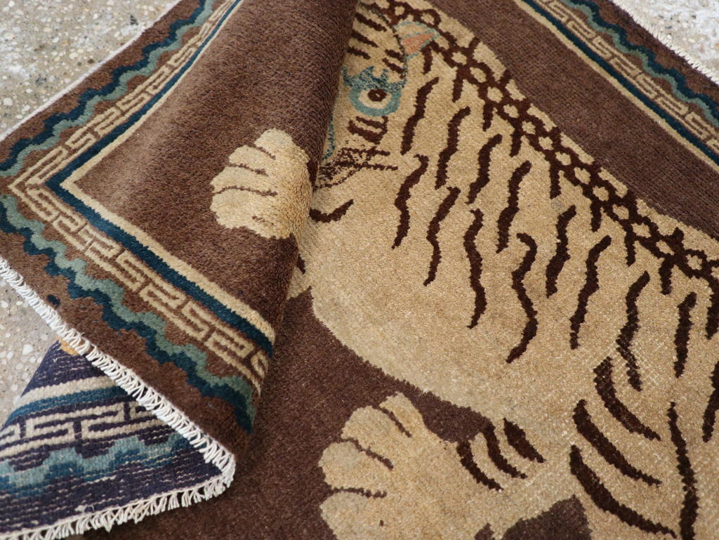 Vintage Chinese Pictorial Peking Throw Rug, No.30940 - Galerie Shabab