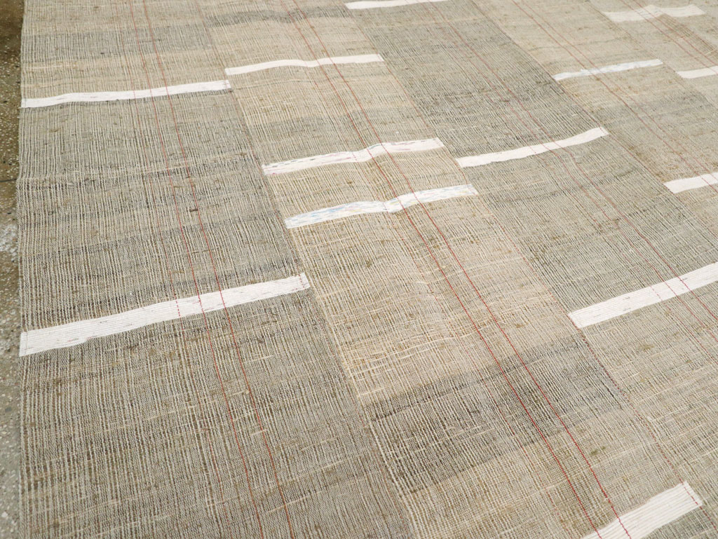 Contemporary Turkish Flatweave Kilim Room Size Carpet, No.30962 - Galerie Shabab