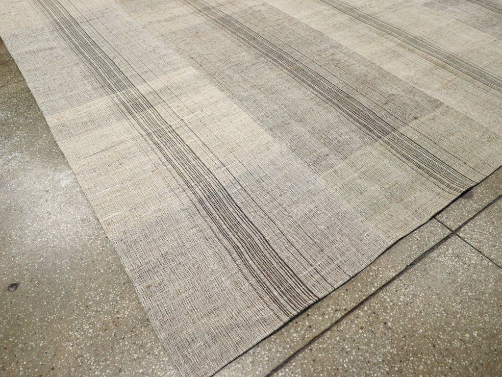 Vintage Turkish Flatweave Kilim Room Size Carpet, No.30963 - Galerie Shabab