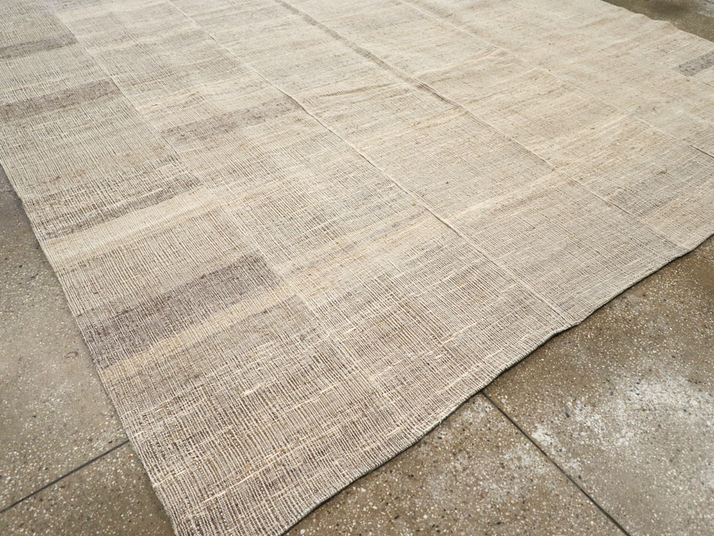 Contemporary Turkish Flatweave Kilim Room Size Carpet, No.30978 - Galerie Shabab