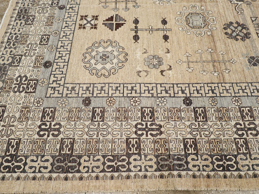 Contemporary East Turkestan Khotan Room Size Carpet, No.30997 - Galerie Shabab