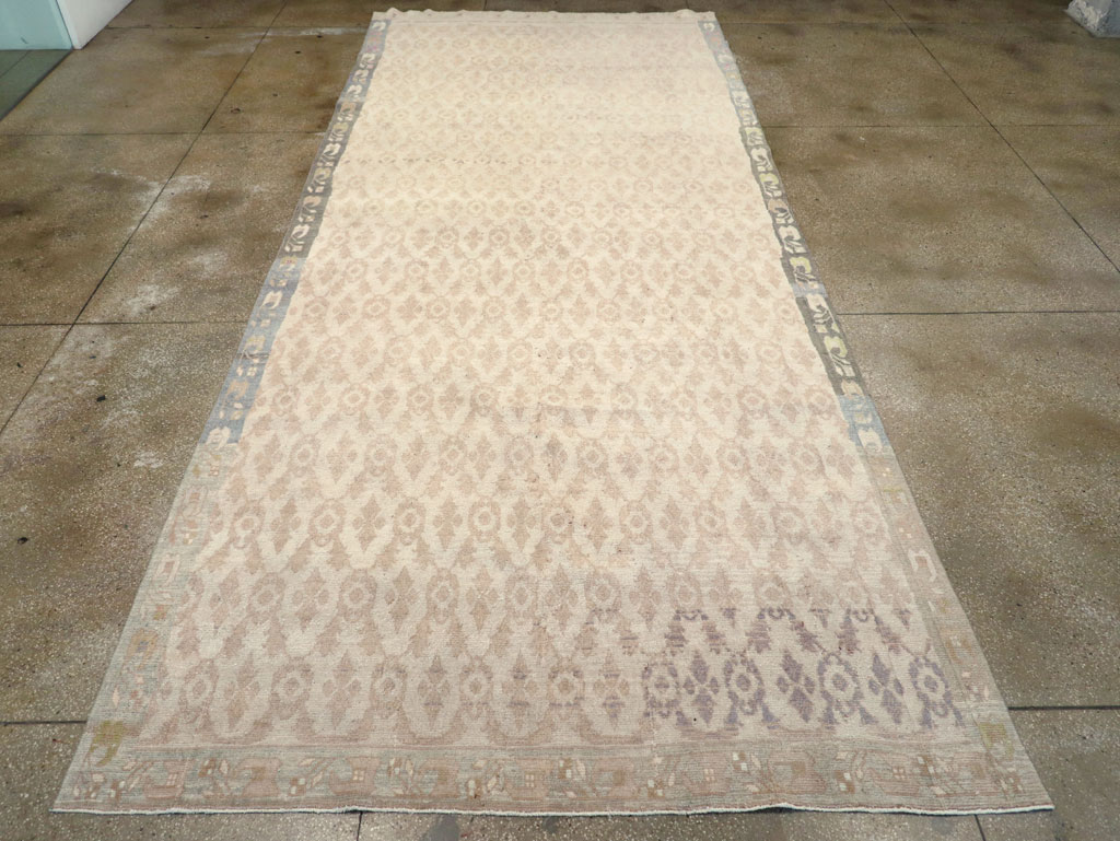 Vintage Anatolian Gallery Carpet, No.31005 - Galerie Shabab