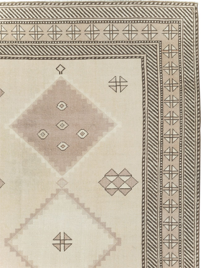 Vintage Turkish Anatolian Room Size Carpet, No.31020 - Galerie Shabab