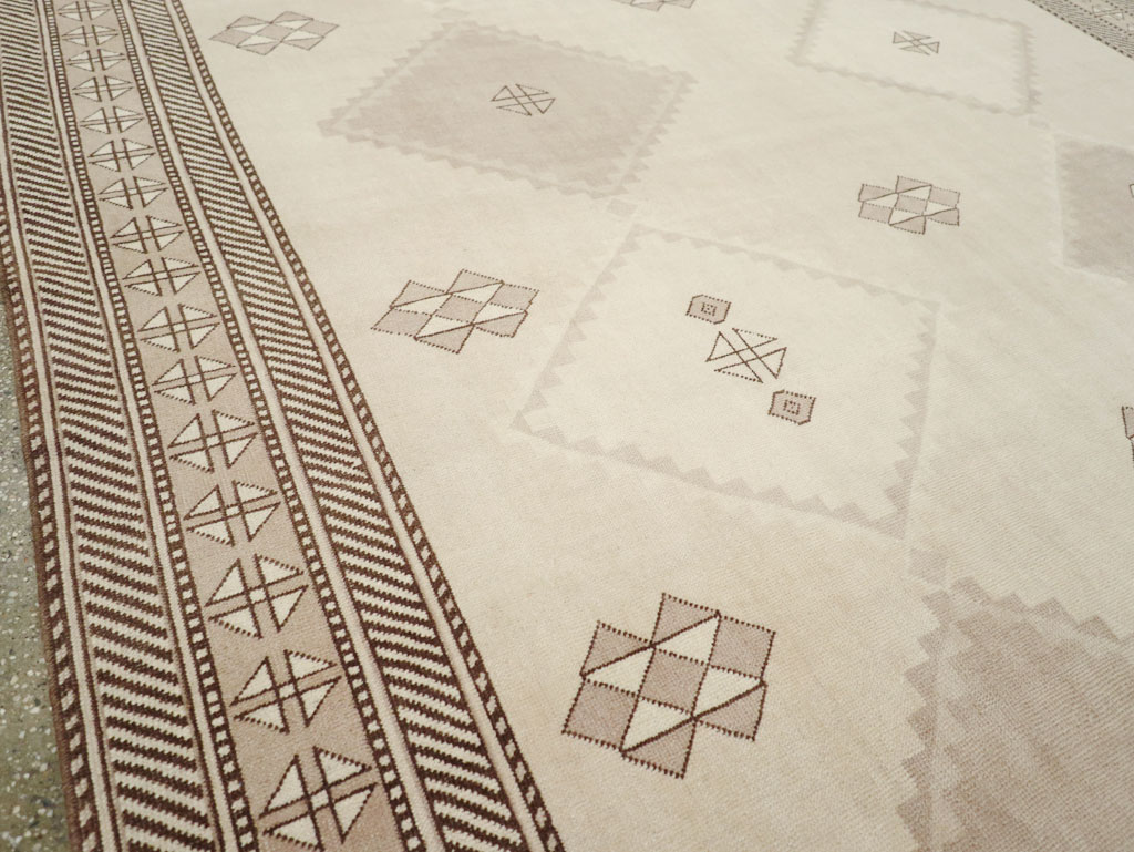 Vintage Turkish Anatolian Room Size Carpet, No.31020 - Galerie Shabab