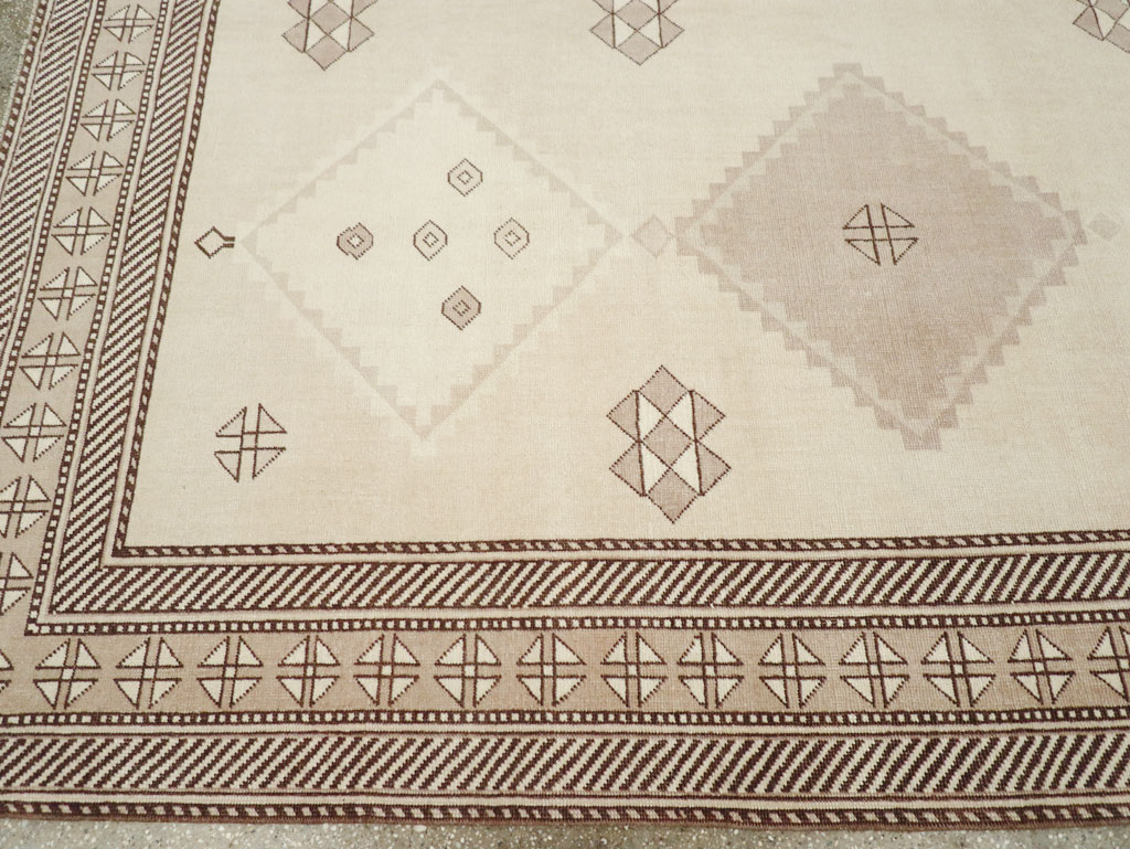 Vintage Turkish Anatolian Room Size Carpet, No.31020 - Galerie Shabab