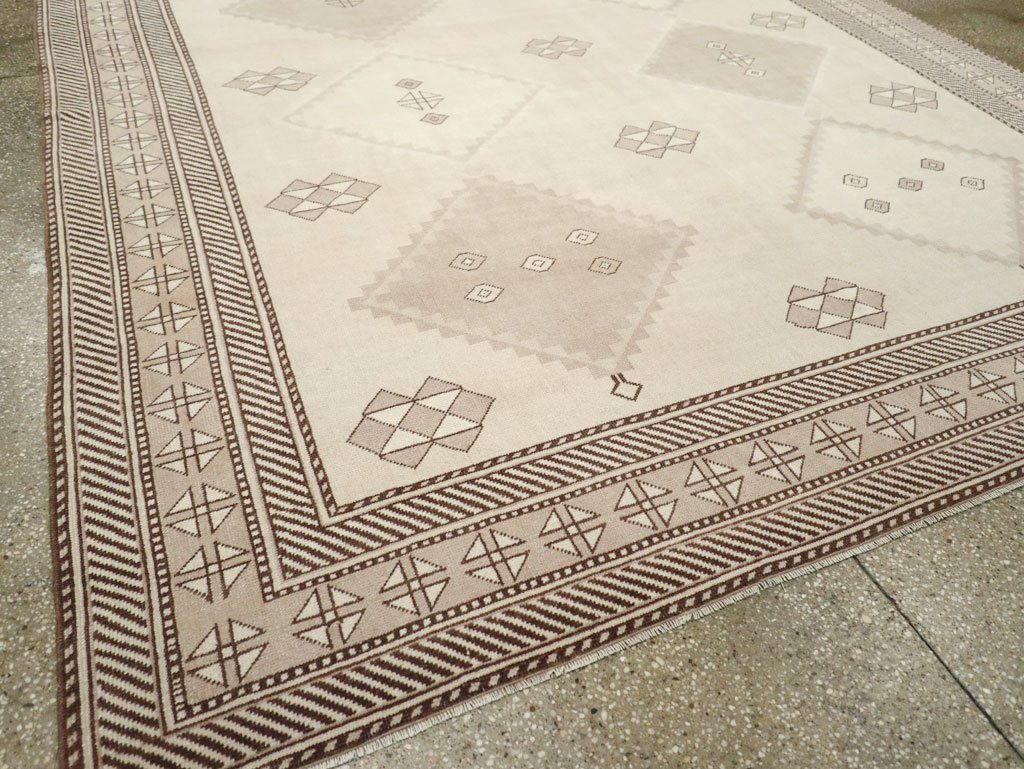 Vintage Turkish Anatolian Room Size Carpet, No.31020 - Galerie Shabab