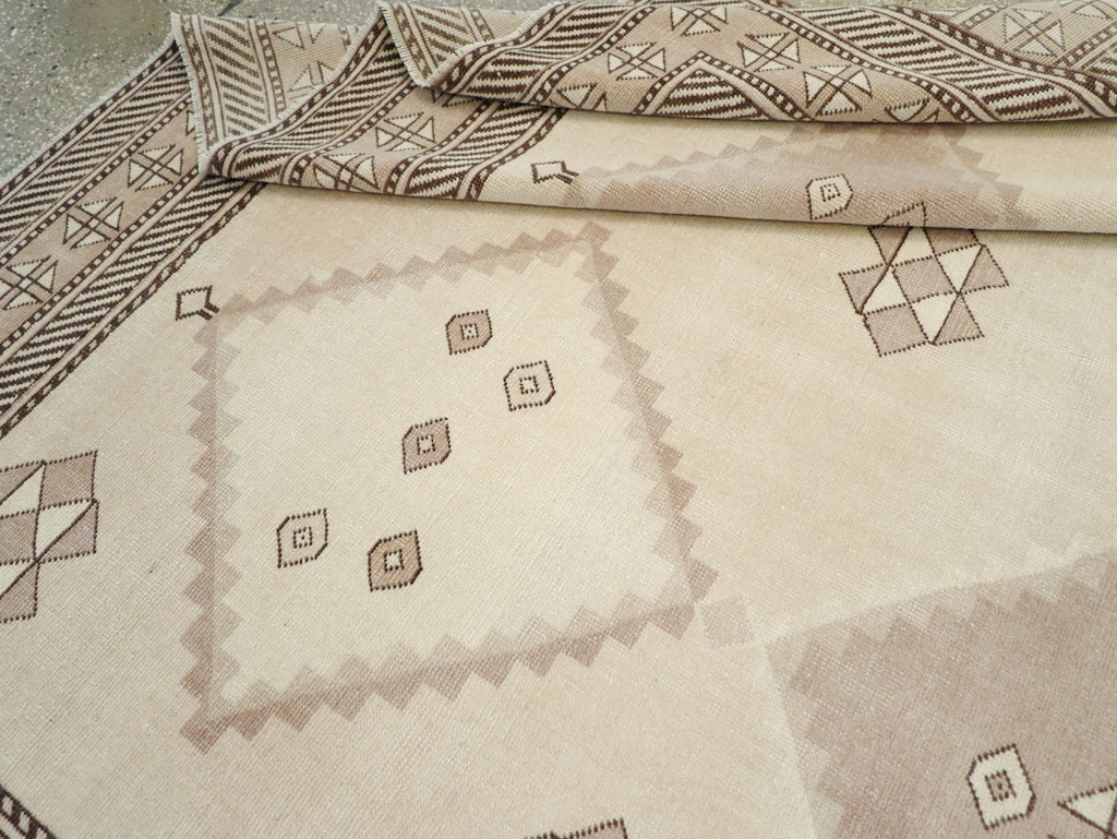 Vintage Turkish Anatolian Room Size Carpet, No.31020 - Galerie Shabab