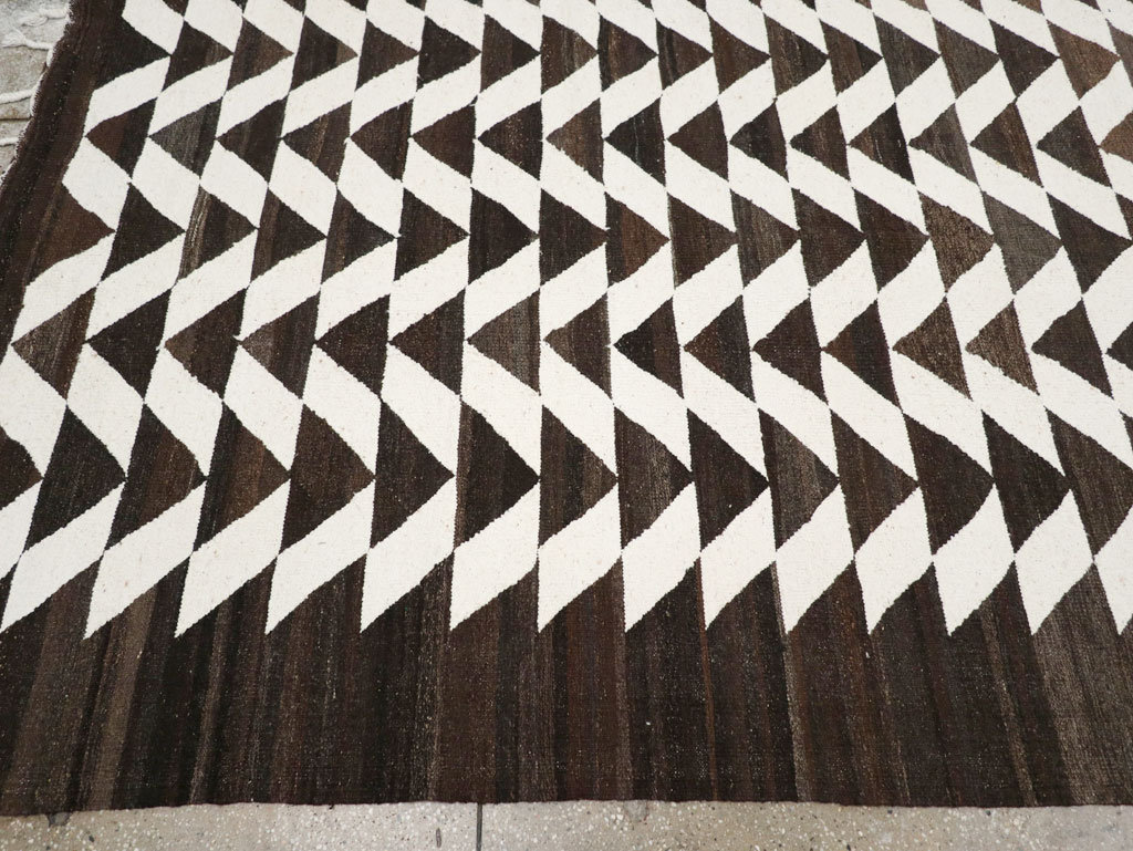 Contemporary Turkish Flatweave Kilim Room Size Carpet, No.31045 - Galerie Shabab