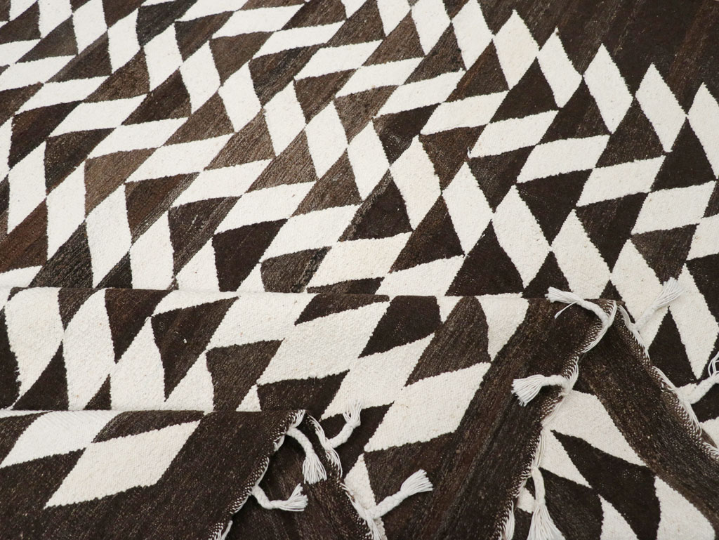 Contemporary Turkish Flatweave Kilim Room Size Carpet, No.31045 - Galerie Shabab