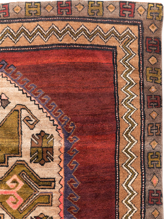 Vintage Turkish Anatolian Accent Rug, No.31047 - Galerie Shabab