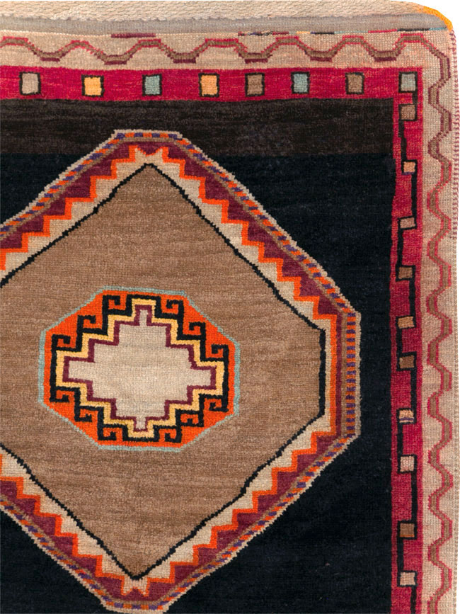 Vintage Turkish Anatolian Gallery Carpet, No.31054 - Galerie Shabab