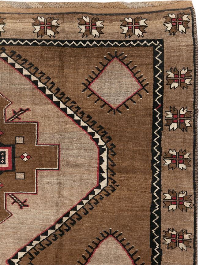 Vintage Turkish Anatolian Tribal Room Size Carpet, No.31055 - Galerie Shabab