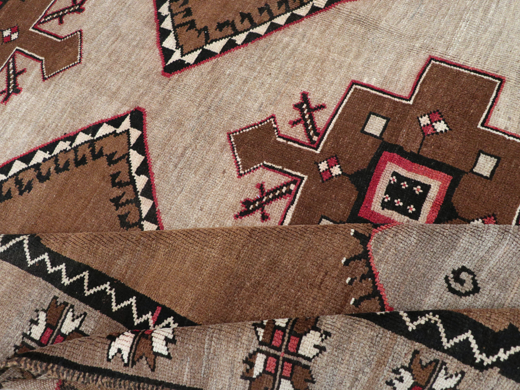Vintage Turkish Anatolian Tribal Room Size Carpet, No.31055 - Galerie Shabab