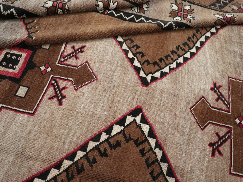 Vintage Turkish Anatolian Tribal Room Size Carpet, No.31055 - Galerie Shabab