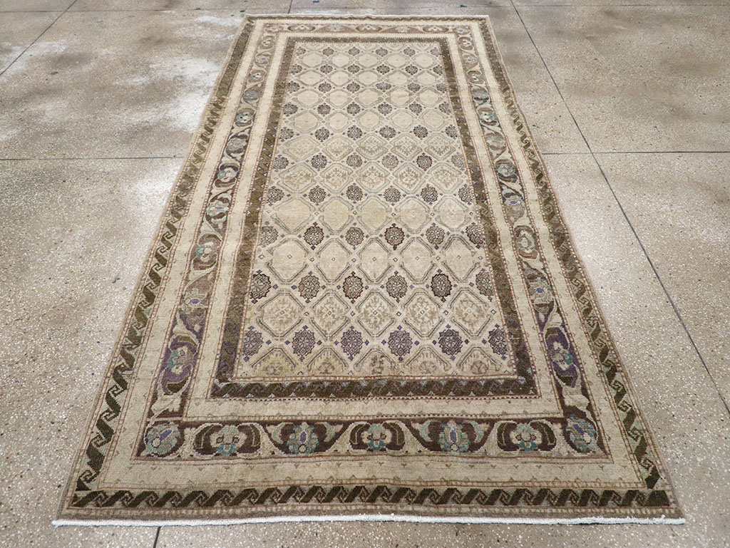 Vintage Persian Mahal Gallery Rug, No.31070 - Galerie Shabab