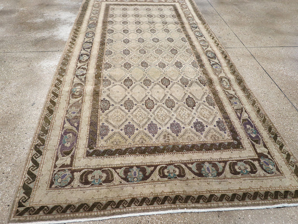 Vintage Persian Mahal Gallery Rug, No.31070 - Galerie Shabab
