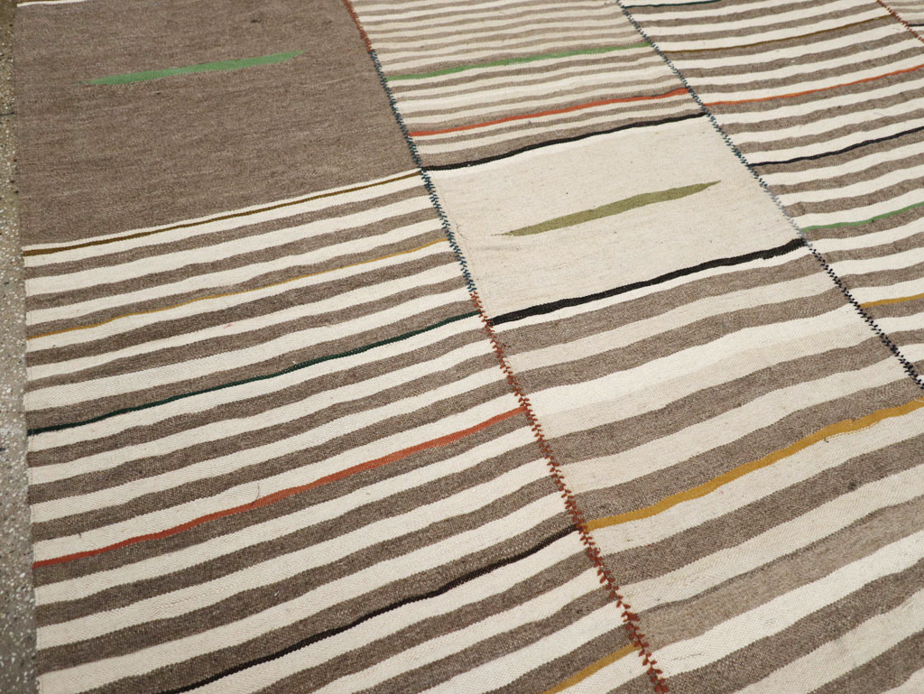 Contemporary Turkish Flatweave Kilim Room Size Carpet, No.31072 - Galerie Shabab