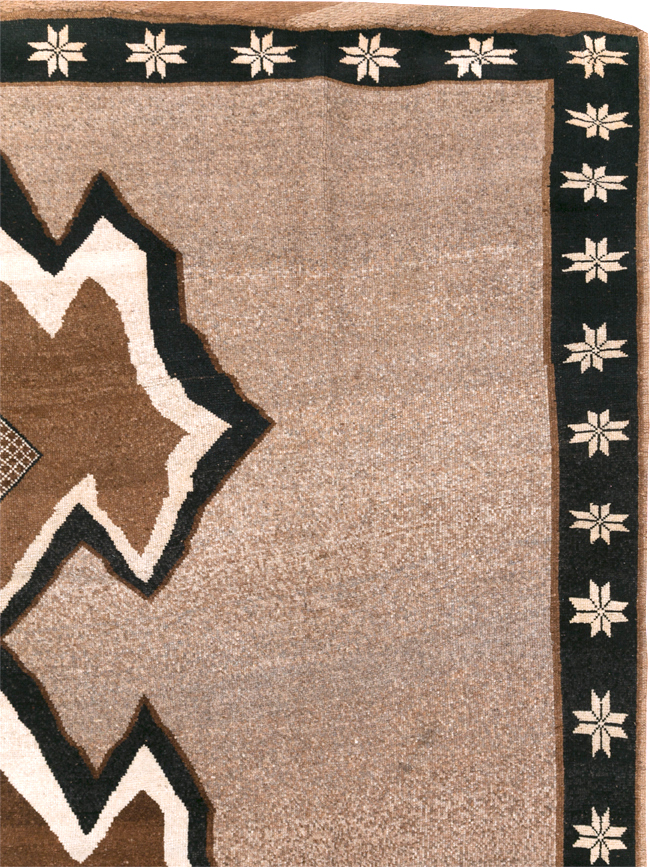 Vintage Turkish Anatolian Tribal Room Size Carpet, No.31112 - Galerie Shabab