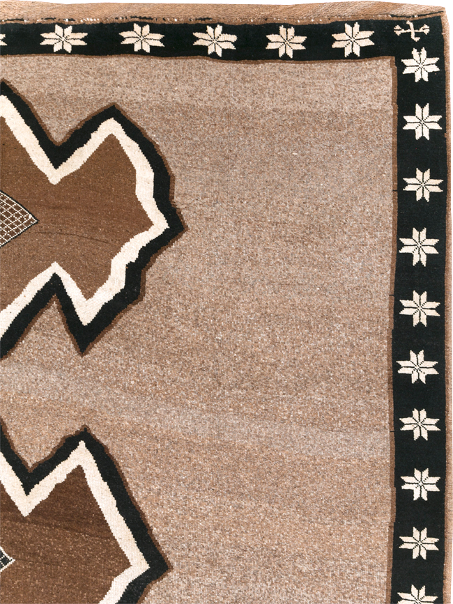 Vintage Turkish Anatolian Tribal Room Size Carpet, No.31112 - Galerie Shabab