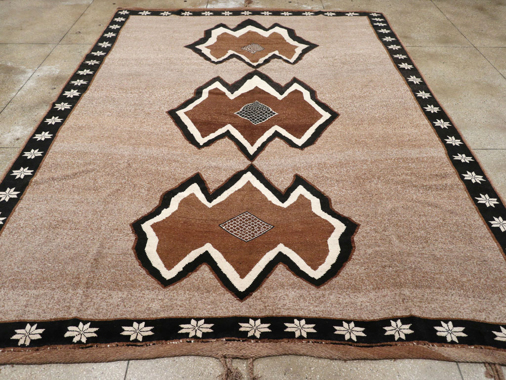 Vintage Turkish Anatolian Tribal Room Size Carpet, No.31112 - Galerie Shabab