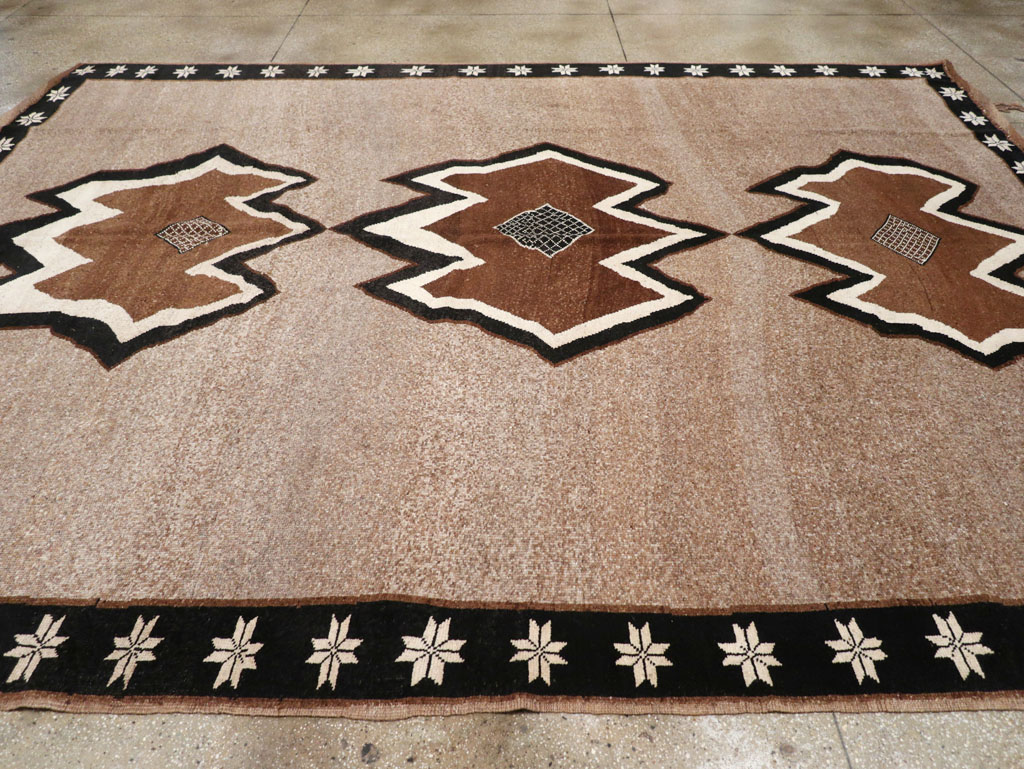 Vintage Turkish Anatolian Tribal Room Size Carpet, No.31112 - Galerie Shabab