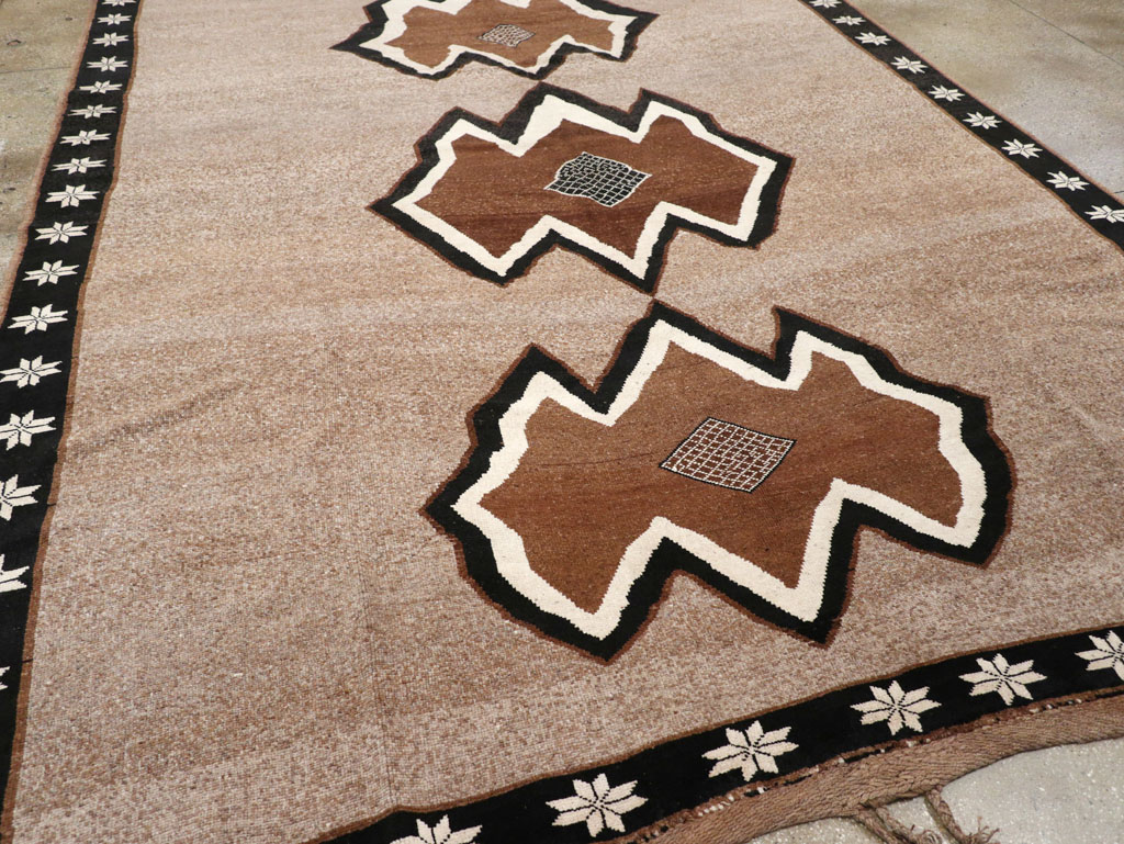 Vintage Turkish Anatolian Tribal Room Size Carpet, No.31112 - Galerie Shabab