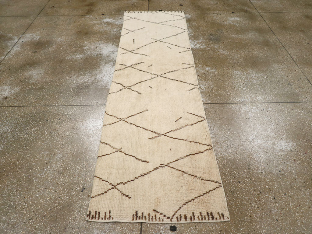 Contemporary Moroccan Runner, No.31114 - Galerie Shabab