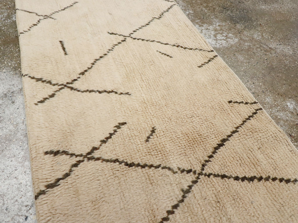 Contemporary Moroccan Runner, No.31114 - Galerie Shabab