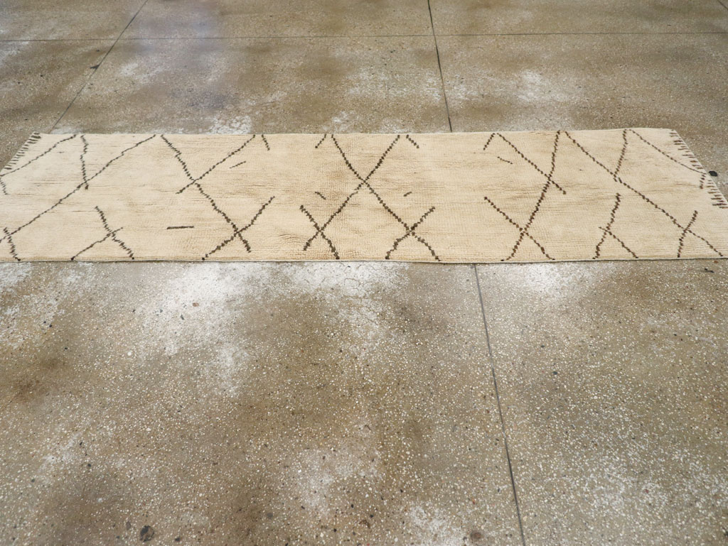 Contemporary Moroccan Runner, No.31114 - Galerie Shabab