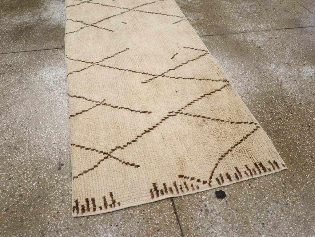 Contemporary Moroccan Runner, No.31114 - Galerie Shabab