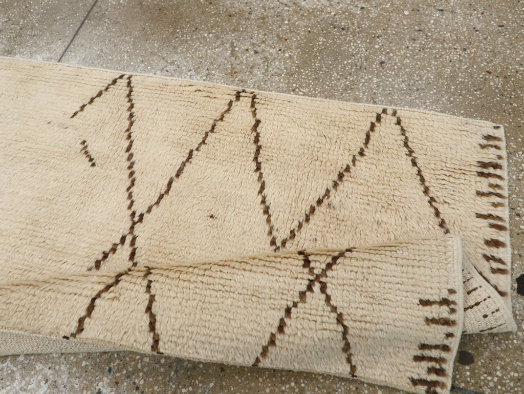 Contemporary Moroccan Runner, No.31114 - Galerie Shabab