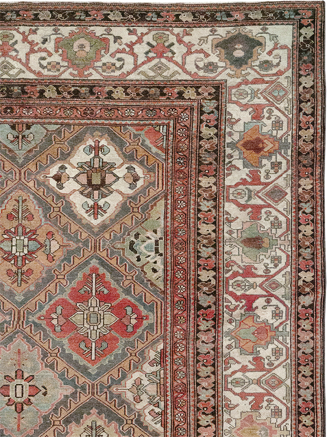 Antique Persian Bakhtiari Room Size Carpet, No.31136 - Galerie Shabab
